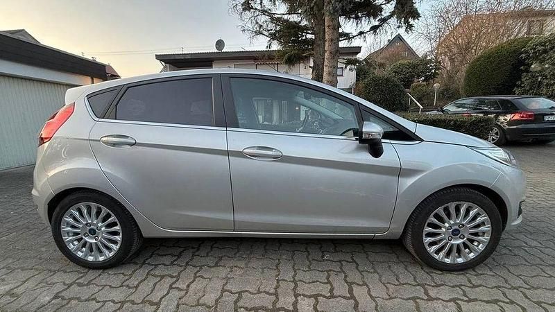 Gebraucht Ford Fiesta Titanium 101 PS (74 kW) 2013 Silber Kleinwagen