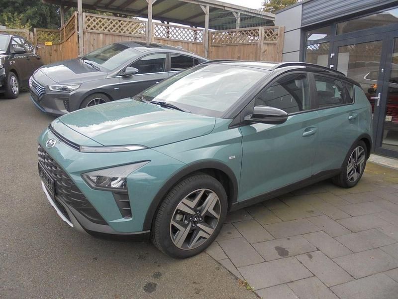 Mangrove green/ phantom black Gebraucht 2021 Hyundai Bayon Intro Edition SUV | 15.990 € (Fairer Preis) - Bild 1/4