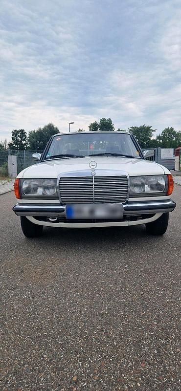 Używany Mercedes E230 136 KM (100 kW) 1983 Biały Sedan/Limuzyna