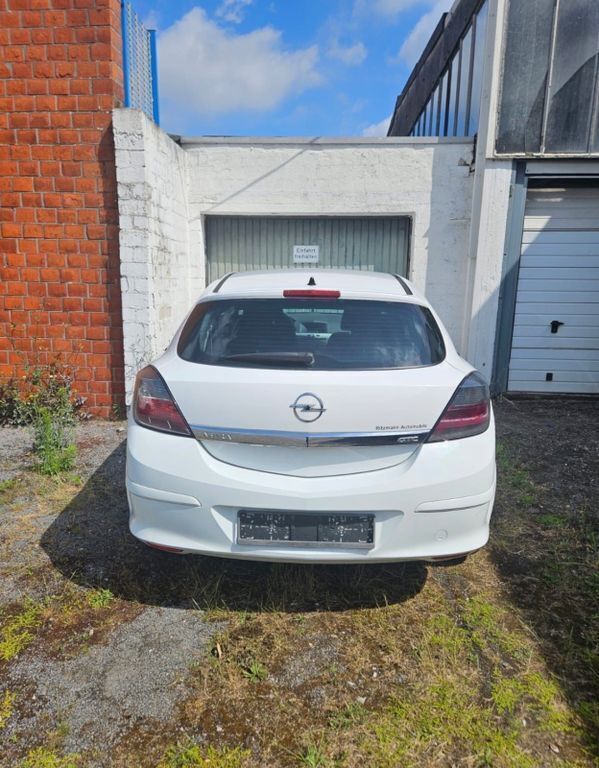 Weiß Gebraucht 2009 Opel Astra GTC Innovation Limousine | 2.200 € (Superpreis) - Bild 1/4
