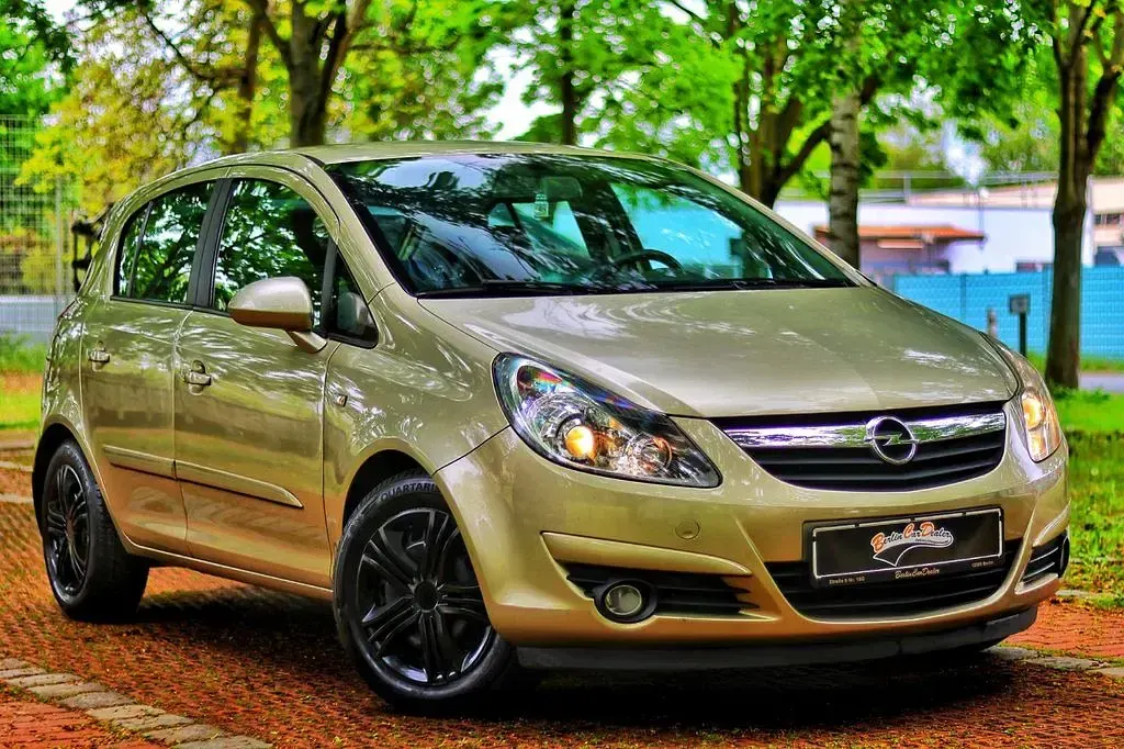 Usata Opel Corsa 80 CV (58 kW) 2007 Oro Utilitaria