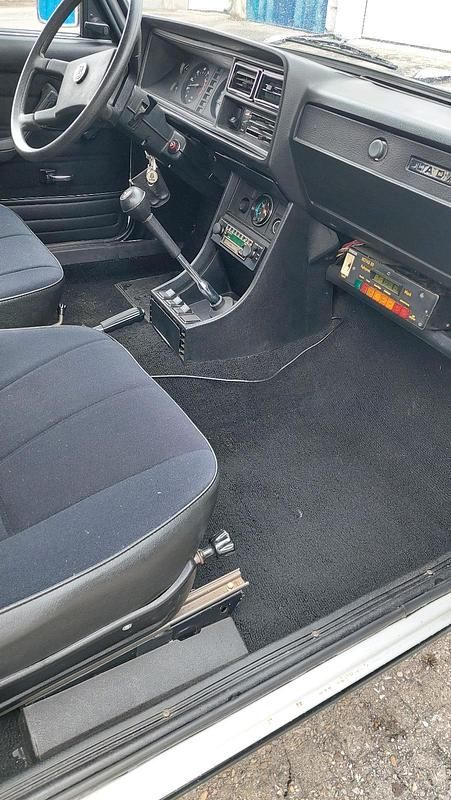 Second-hand Lada 2107 75 CP (55 kW) 1990 Alb Berlinǎ