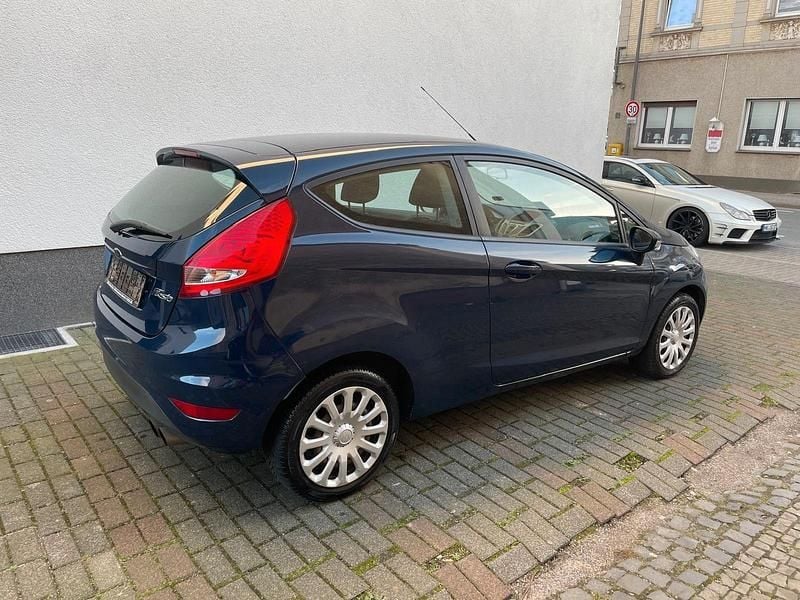 Gebraucht Ford Fiesta Trend 60 PS (44 kW) 2010 Blau Kleinwagen