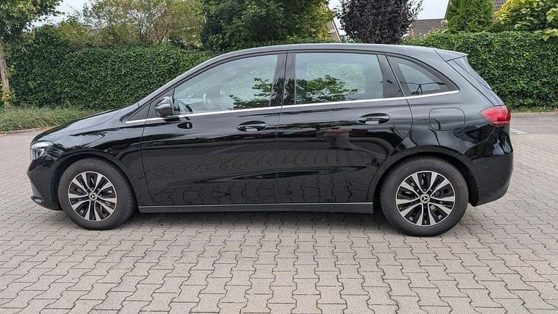 Schwarz Gebraucht 2023 Mercedes B180 Van / Kleinbus | 25.900 € (Guter Preis) - Bild 1/4