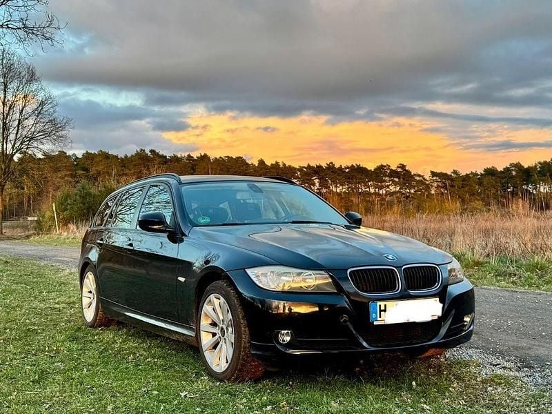 Gebraucht BMW 318 143 PS (105 kW) 2012 Schwarz Kombi