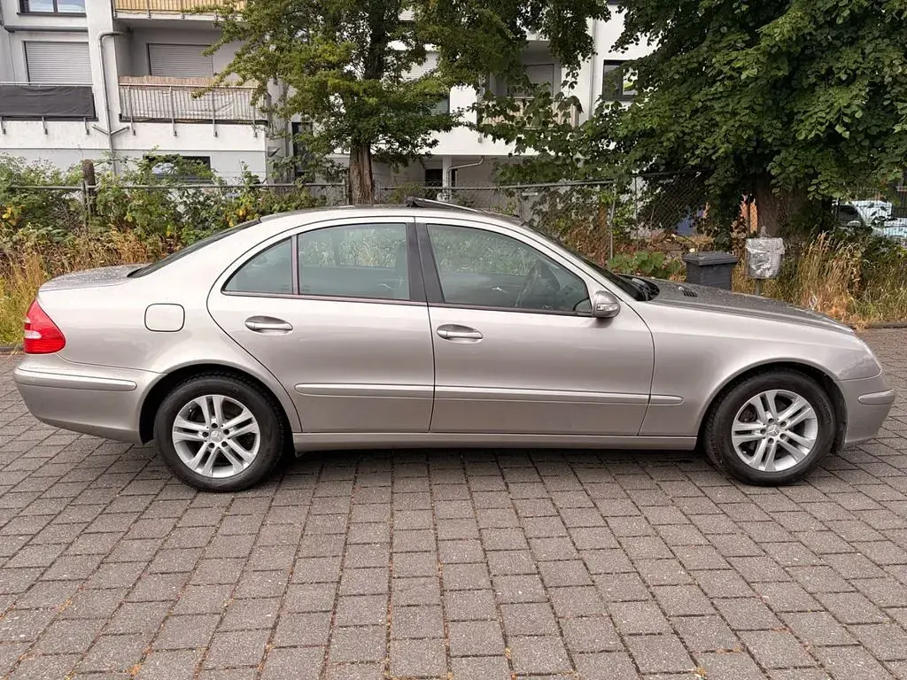 Gebraucht Mercedes E220 150 PS (110 kW) 2006 Gold Limousine