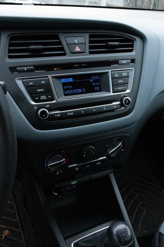 Gebraucht Hyundai i20 75 PS (55 kW) 2016 Schwarz Kleinwagen