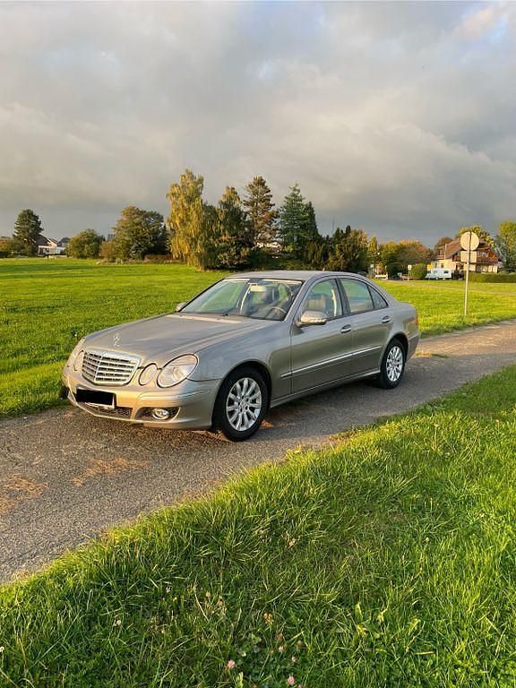 Grau Gebraucht 2008 Mercedes E320 Elegance Limousine | 7.250 € (Fairer Preis) - Bild 1/4