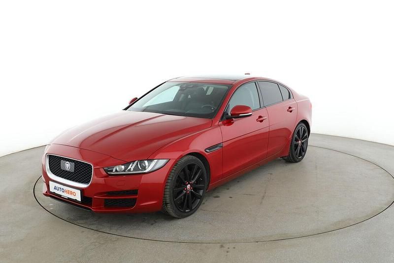 Gebraucht Jaguar XE Portfolio 180 PS (132 kW) 2018 Rot Limousine