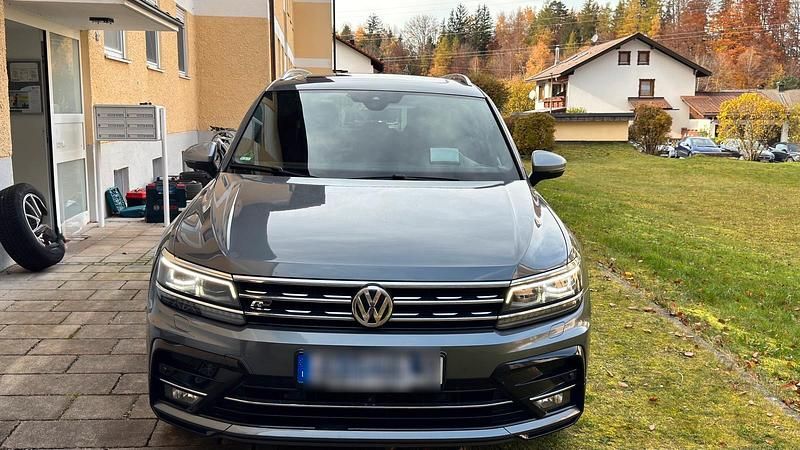 Grau Gebraucht 2019 VW Tiguan Allspace R-line SUV | 24.200 € (Teuer) - Bild 1/4