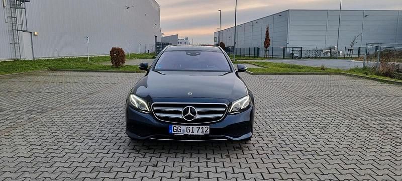 Blau Gebraucht 2017 Mercedes E350 Kombi | 21.999 € (Fairer Preis) - Bild 1/4