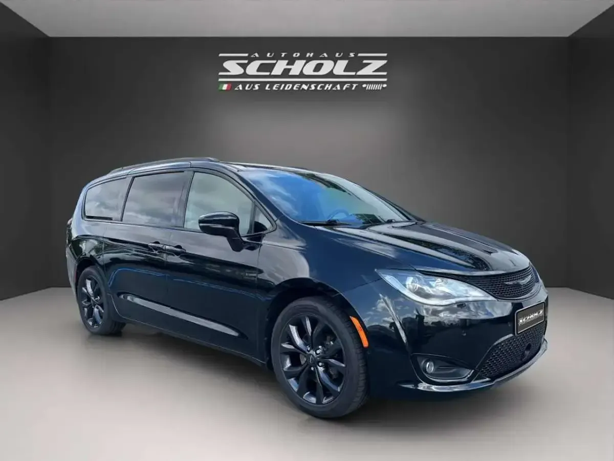 Gebraucht Chrysler Pacifica Limited 291 PS (214 kW) 2020 Brilliant black (perleffekt) Van / Kleinbus