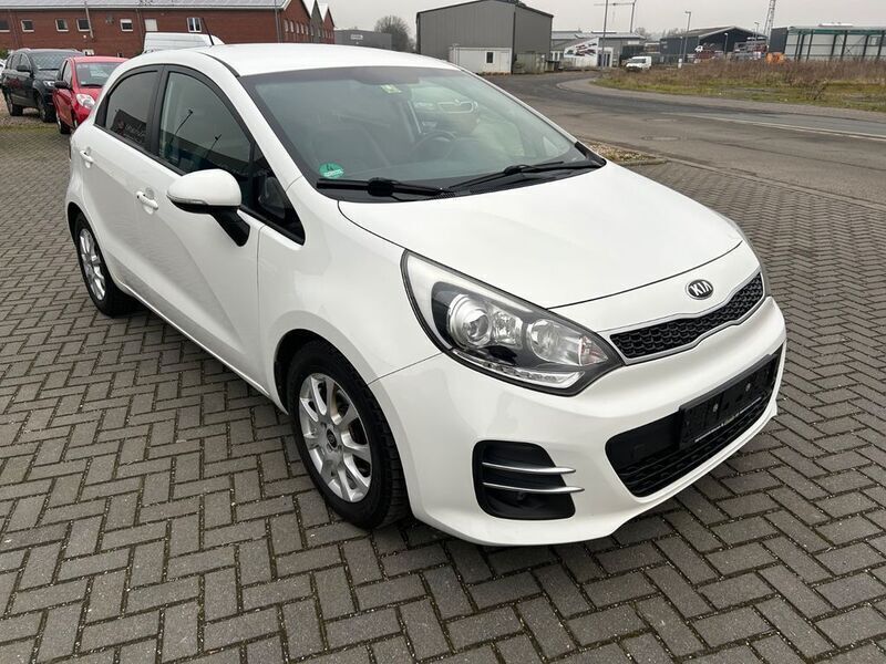 Weiß Gebraucht 2016 Kia Rio 2 Limousine | 7.480 € (Fairer Preis) - Bild 1/4