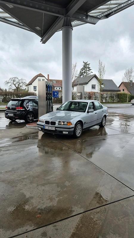 Grau Gebraucht 1995 BMW 318 Limousine | 3.500 € - Bild 1/4