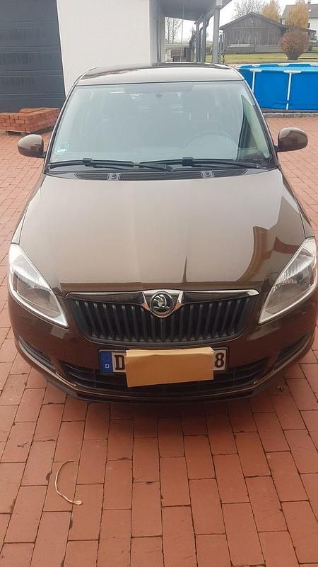 Braun Gebraucht 2014 Skoda Fabia Fresh Kleinwagen | 5.987 € (Fairer Preis) - Bild 1/4