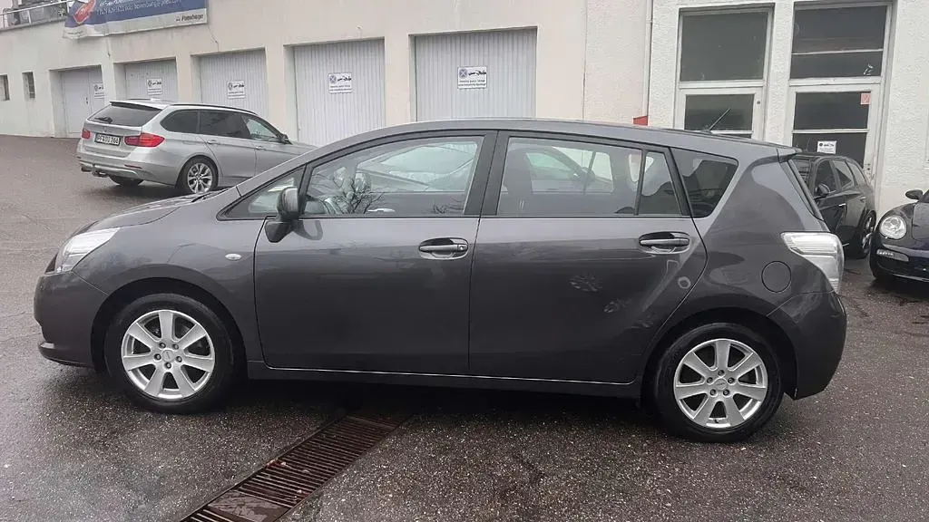 Gebraucht Toyota Verso Edition 147 PS (108 kW) 2010 Grau Van / Kleinbus