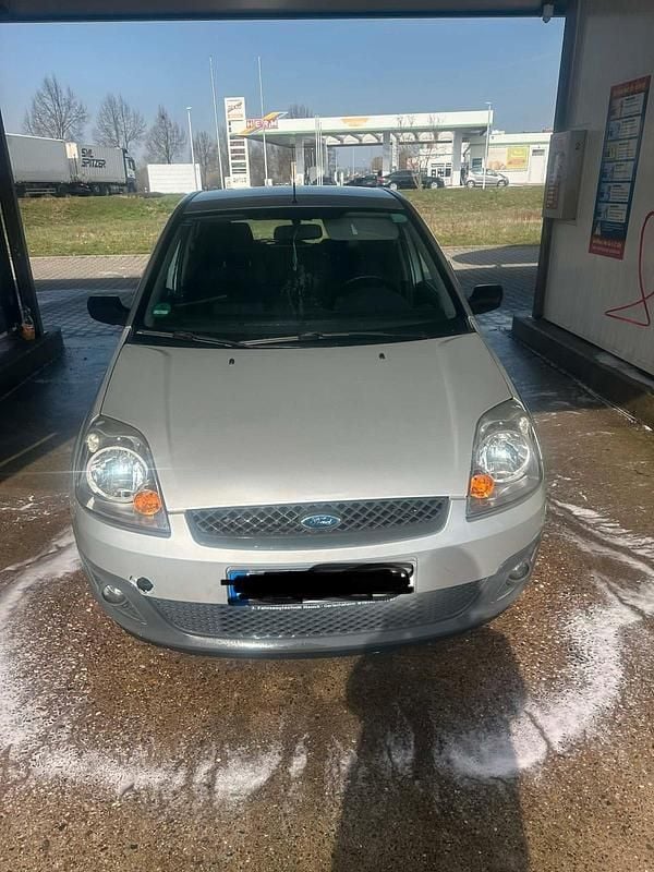 Gebraucht Ford Fiesta 75 PS (55 kW) 2009 Silber Kleinwagen