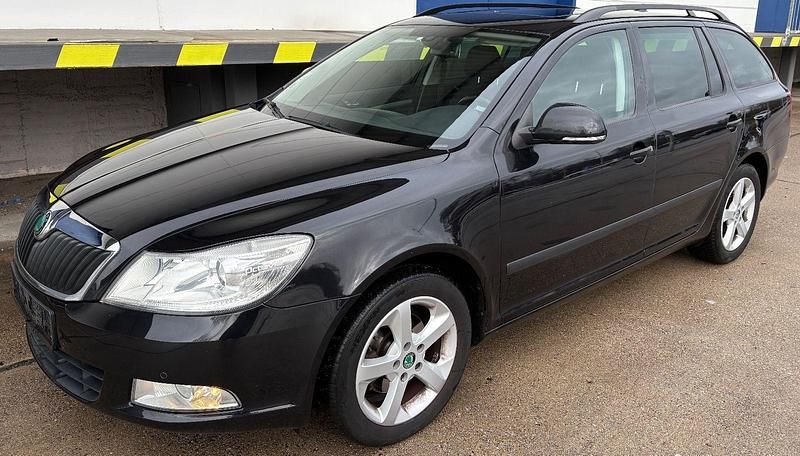 Schwarz Gebraucht 2013 Skoda Octavia Kombi | 4.490 € (Superpreis) - Bild 1/4