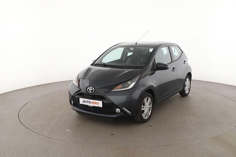 Grau Gebraucht 2015 Toyota Aygo X-play Kleinwagen | 7.720 € (Fairer Preis) - Bild 1/3