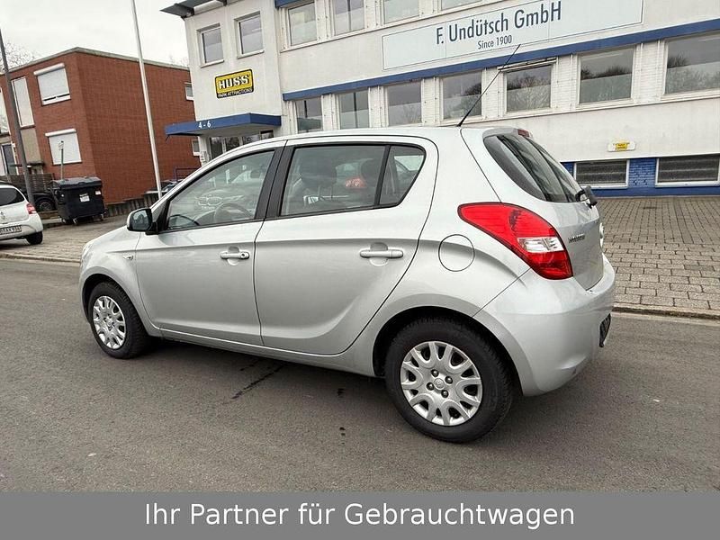 Gebraucht Hyundai i20 Classic 86 PS (63 kW) 2012 Silber Kleinwagen