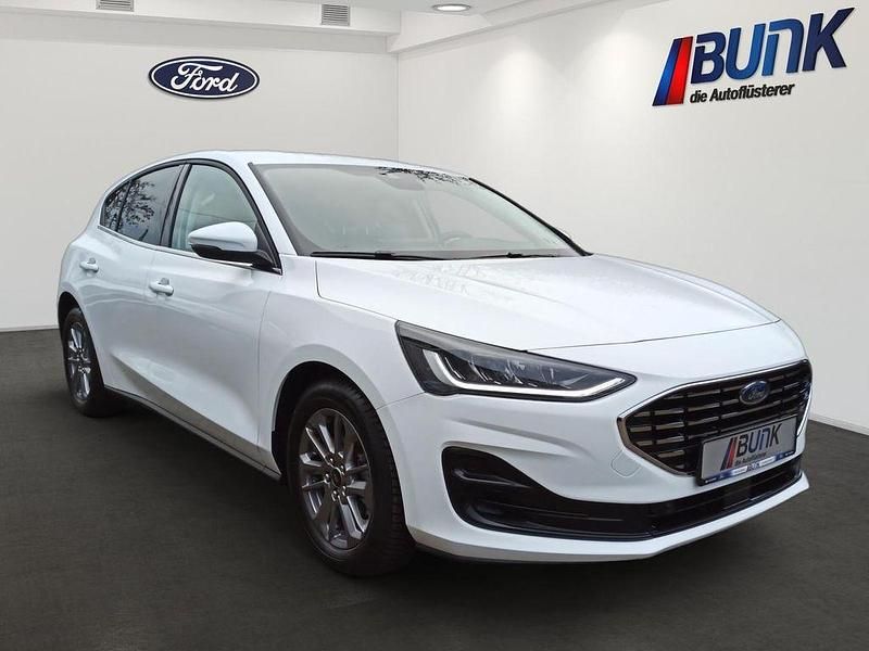 Gebraucht Ford Focus Titanium 125 PS (91 kW) 2024 Frozen white (pn3gz Limousine