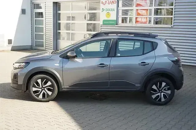 Neu Dacia Sandero Expression 110 PS (80 kW) 2026 Grau SUV