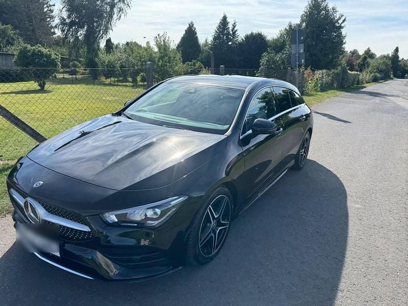Schwarz Gebraucht 2019 Mercedes CLA180 Shooting Brake AMG line Kombi | 22.600 € (Fairer Preis) - Bild 1/4