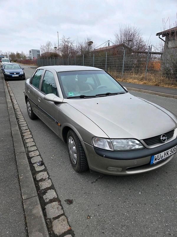Gebraucht Opel Vectra 110 PS (80 kW) 1996 Gold Limousine