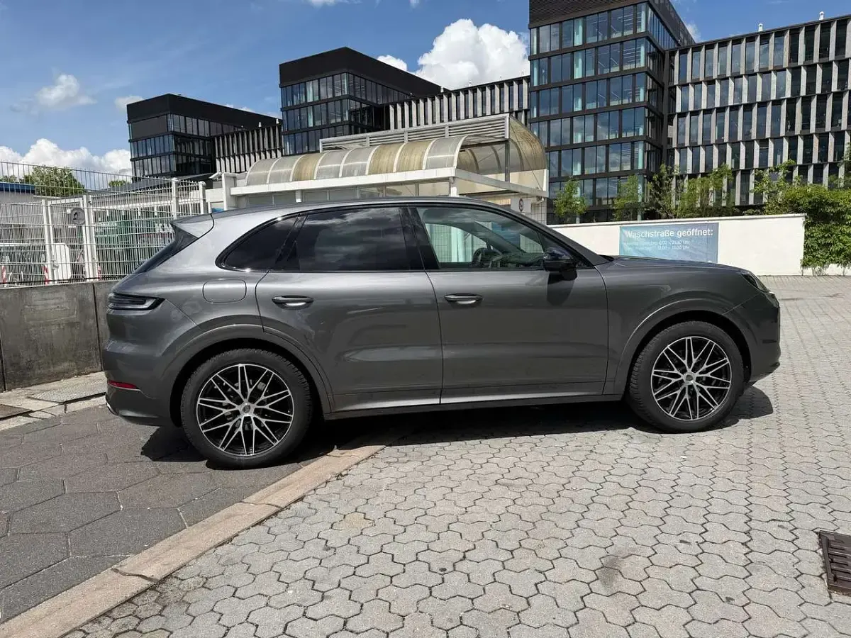 Gebraucht Porsche Cayenne 354 PS (260 kW) 2024 Grau SUV