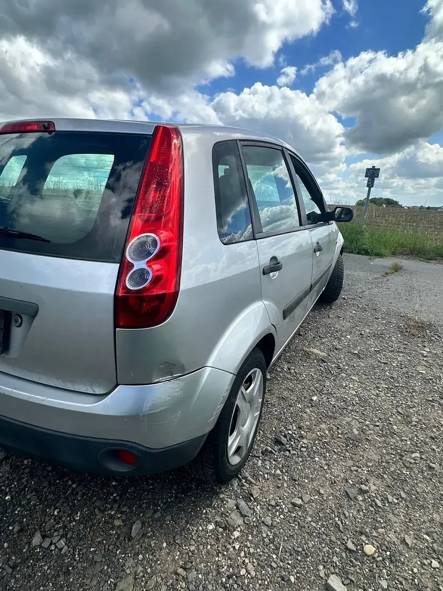 Używany Ford Fiesta 69 KM (50 kW) 2005 Srebrny Hatchback