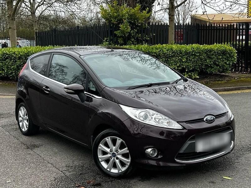Schwarz Gebraucht 2010 Ford Fiesta Kleinwagen | 2.000 € - Bild 1/4