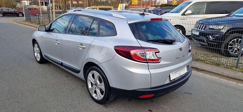 Gebraucht Renault Mégane GrandTour Dynamique 110 PS (80 kW) 2011 Platingrau Kombi