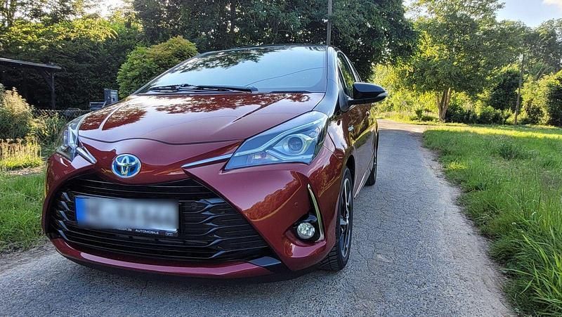 Rot Gebraucht 2019 Toyota Yaris Hybrid Style Kleinwagen | 14.999 € (Superpreis) - Bild 1/4