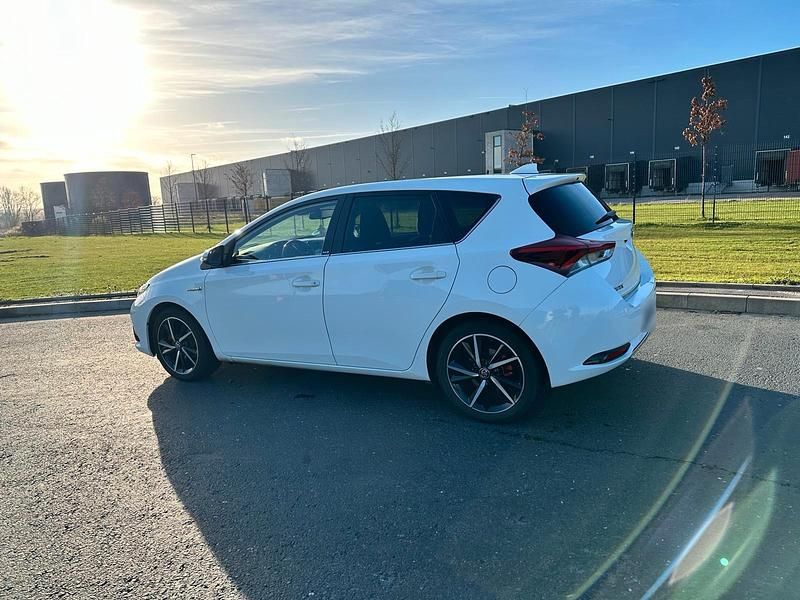 Gebraucht Toyota Auris Hybrid 136 PS (100 kW) 2018 Weiß Limousine
