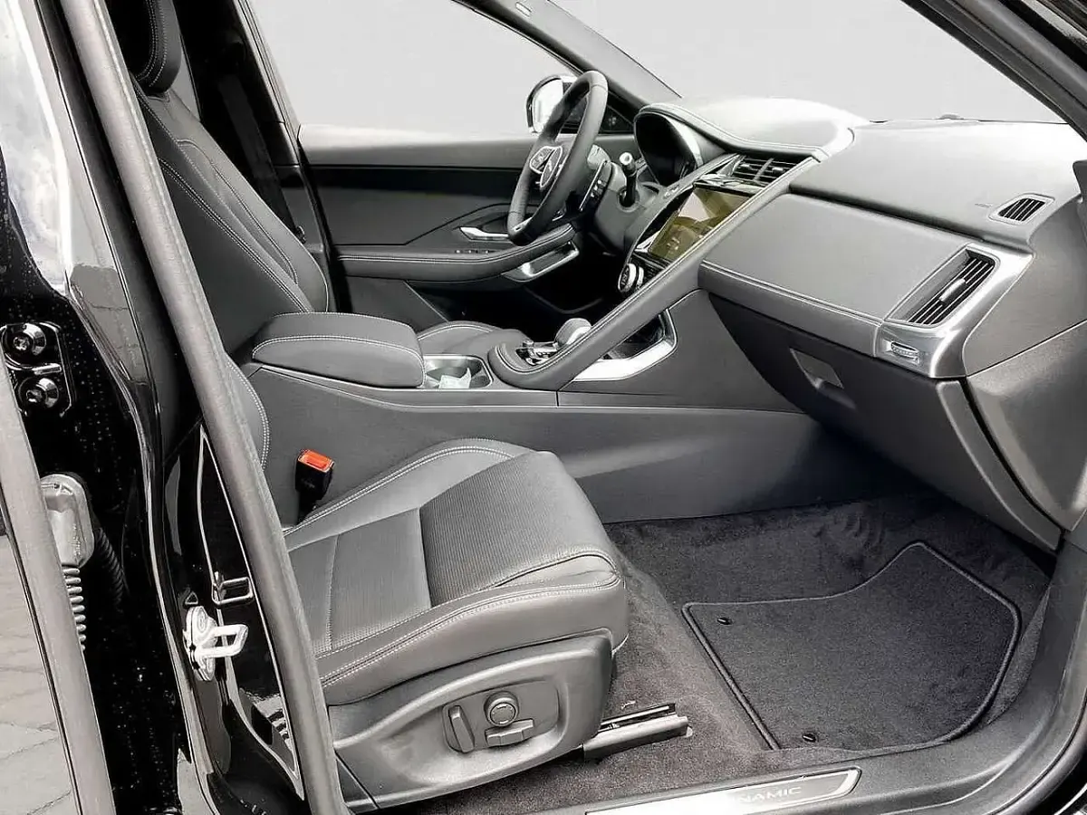 Second-hand Jaguar E-Pace R-Dynamic 165 CP (121 kW) 2023 Negru SUV