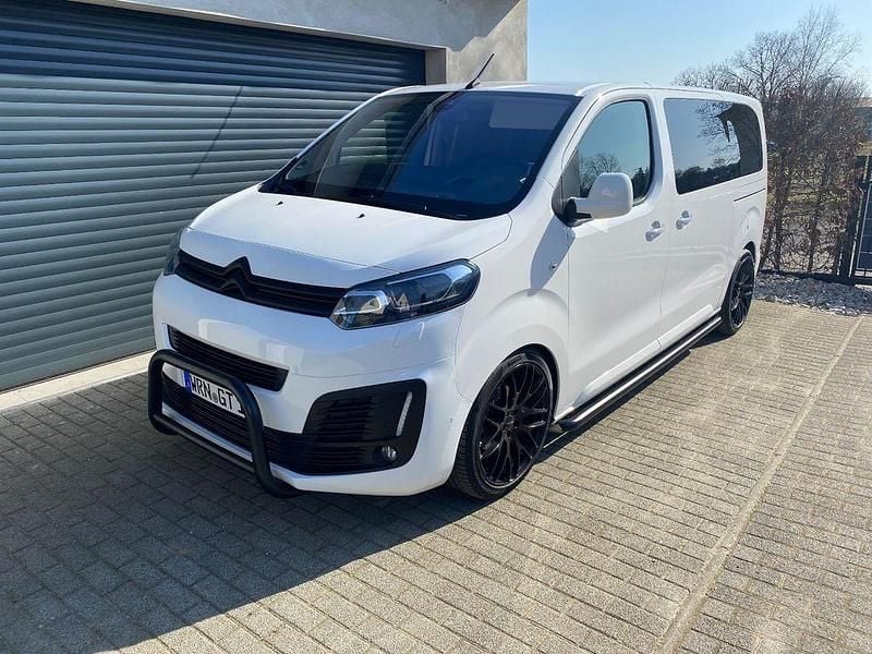 Weiß Gebraucht 2018 Citroën Spacetourer Shine Van / Kleinbus | 28.499 € - Bild 1/4
