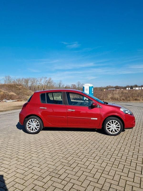 Gebraucht Renault Clio II 75 PS (55 kW) 2010 Rot Kleinwagen