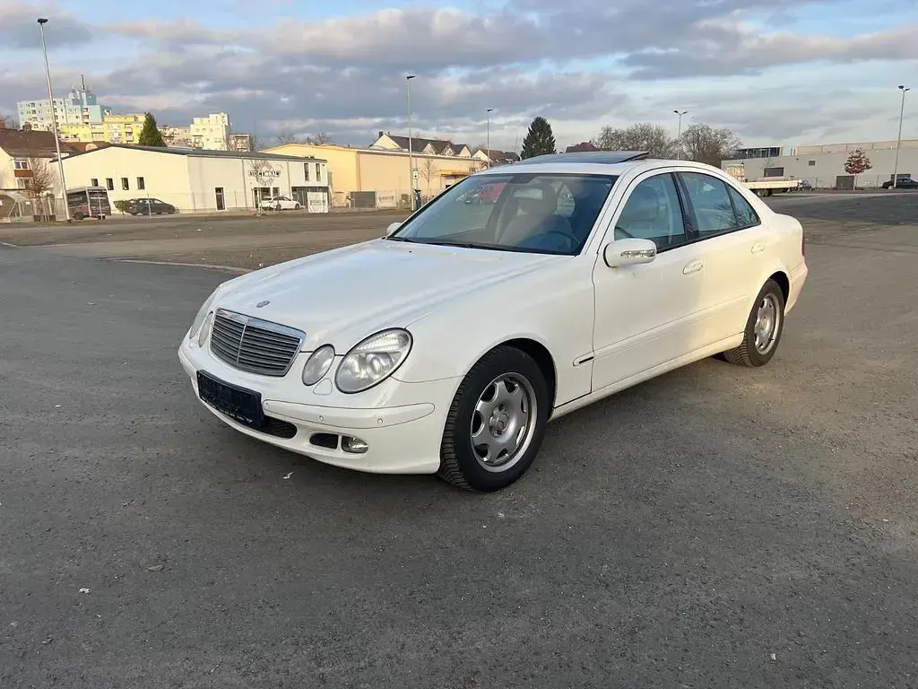 Używany Mercedes E280 177 KM (130 kW) 2005 Biały Sedan/Limuzyna