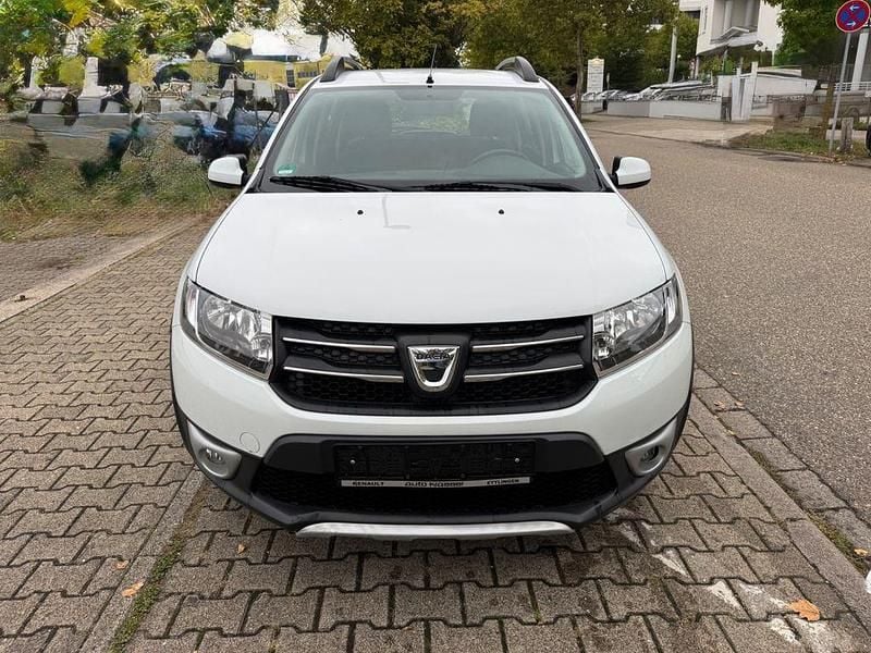 Weiß Gebraucht 2015 Dacia Sandero Prestige Kleinwagen | 6.999 € (Guter Preis) - Bild 1/4