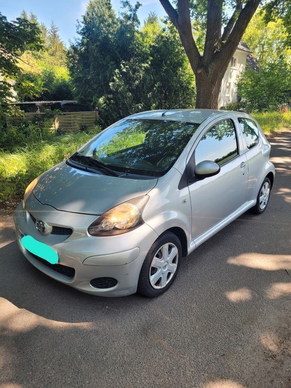 Silber Gebraucht 2011 Toyota Aygo City Kleinwagen | 2.200 € (Fairer Preis) - Bild 1/4