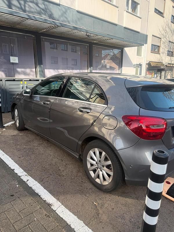 Gebraucht Mercedes A180 122 PS (89 kW) 2016 Grau Limousine