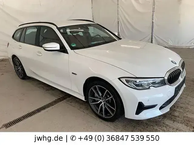 Używany BMW 330e Advantage 252 KM (185 kW) 2021 Biały Kombi