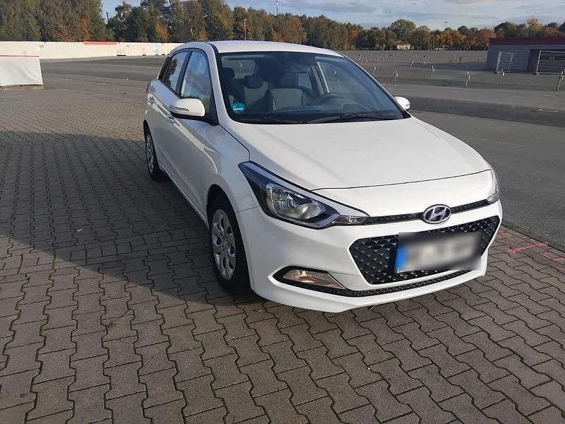 Weiß Gebraucht 2015 Hyundai i20 Limousine | 6.300 € (Fairer Preis) - Bild 1/4