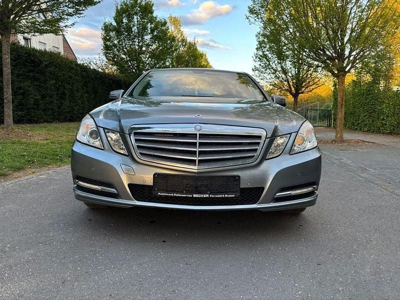Second-hand Mercedes E200 136 CP (100 kW) 2011 Argintiu Berlinǎ