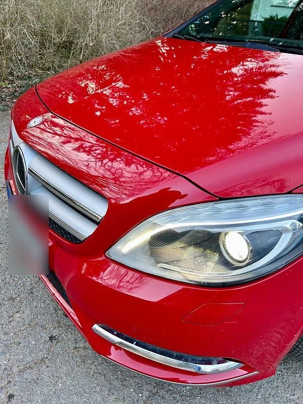 Gebraucht Mercedes B200 156 PS (114 kW) 2013 Rot Van / Kleinbus