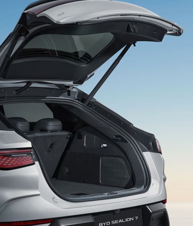 Neu BYD Sealion 7 230 kW (313 PS) 2025 Silber SUV