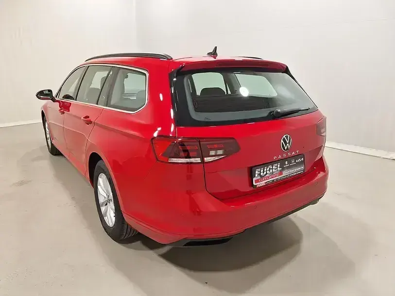 Gebraucht VW Passat Business 122 PS (89 kW) 2023 Tornadorot Kombi