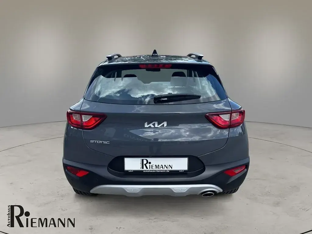 Gebraucht Kia Stonic Vision 101 PS (74 kW) 2023 (prg) perennialgrau met. SUV