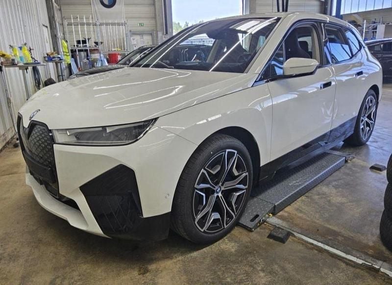 Weiß Gebraucht 2022 BMW iX Sport Line SUV | 38.700 € (Fairer Preis) - Bild 1/4