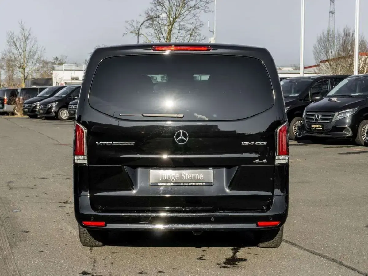 Second-hand Mercedes Vito 237 CP (174 kW) 2025 Negru Van